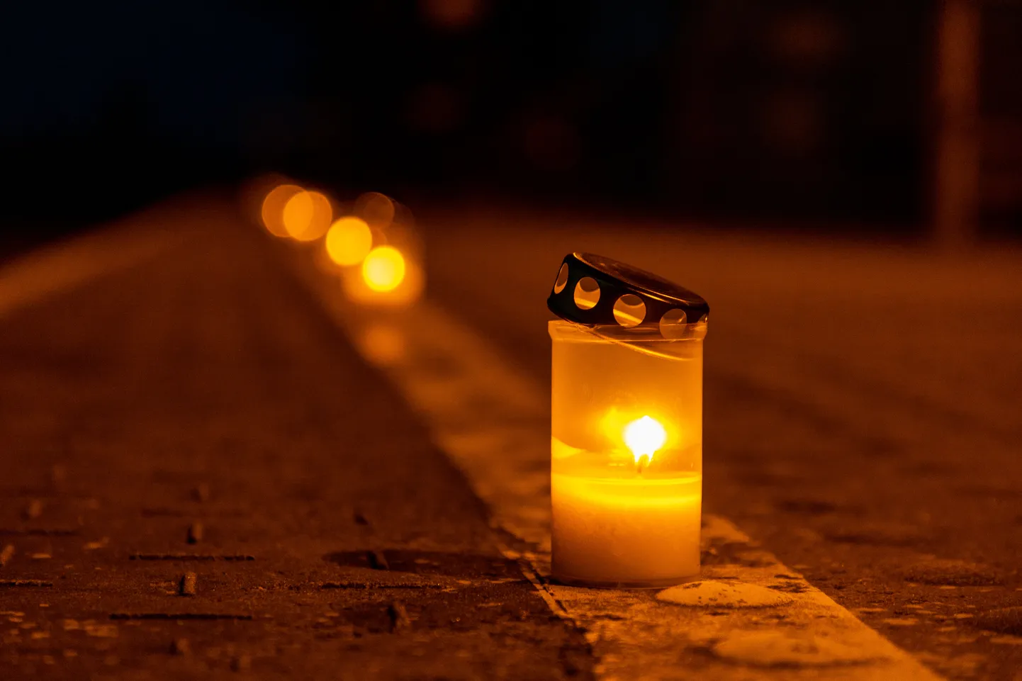 В память о депортированных зажгли свечи.