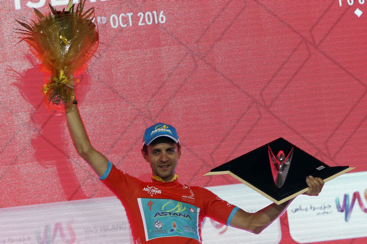 Tanel Kangert tähistamas 2016. aastal Abu Dhabi tuuri võitu.