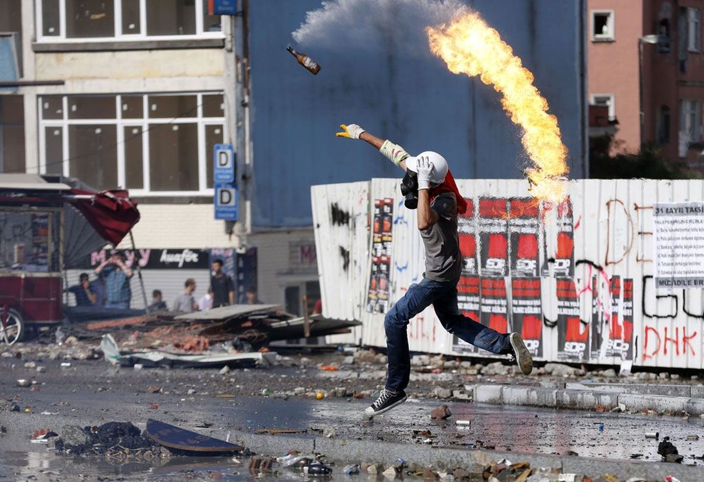 Kuigi Serhat Güvenç ennustas möödunud nädalal protestide raugemist, võttis Türgi märulipolitsei rahutuste keskmes oleva Istanbuli Taksimi väljaku eile jõuga oma kontrolli alla.