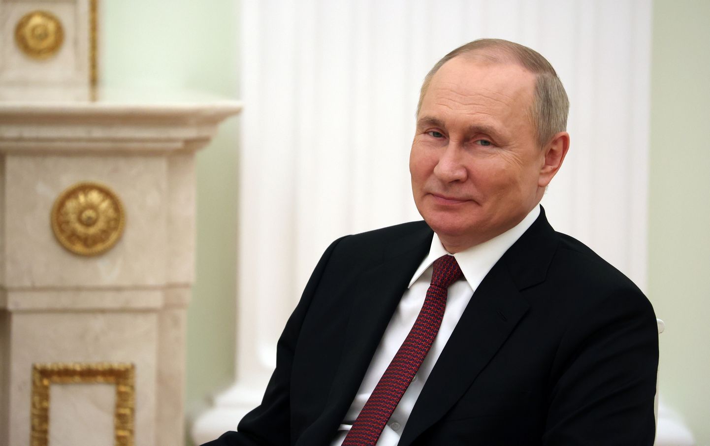 Владимир Путин радуется живому общению с теми, кого к нему приводят