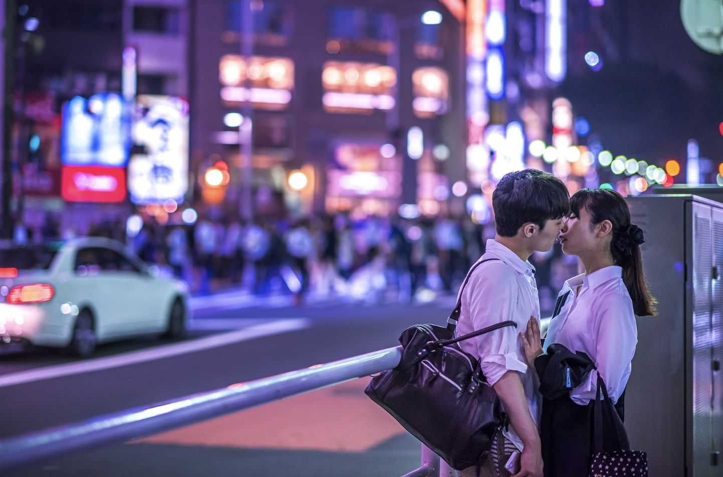 Jaapanis on järeldusele jõutud, et avalik võim peab soodustama paarisuhete tekkimist. Selleks on Tokyos loodud koguni süsteem, mida võiks kutsuda munitsipaaltinderiks.