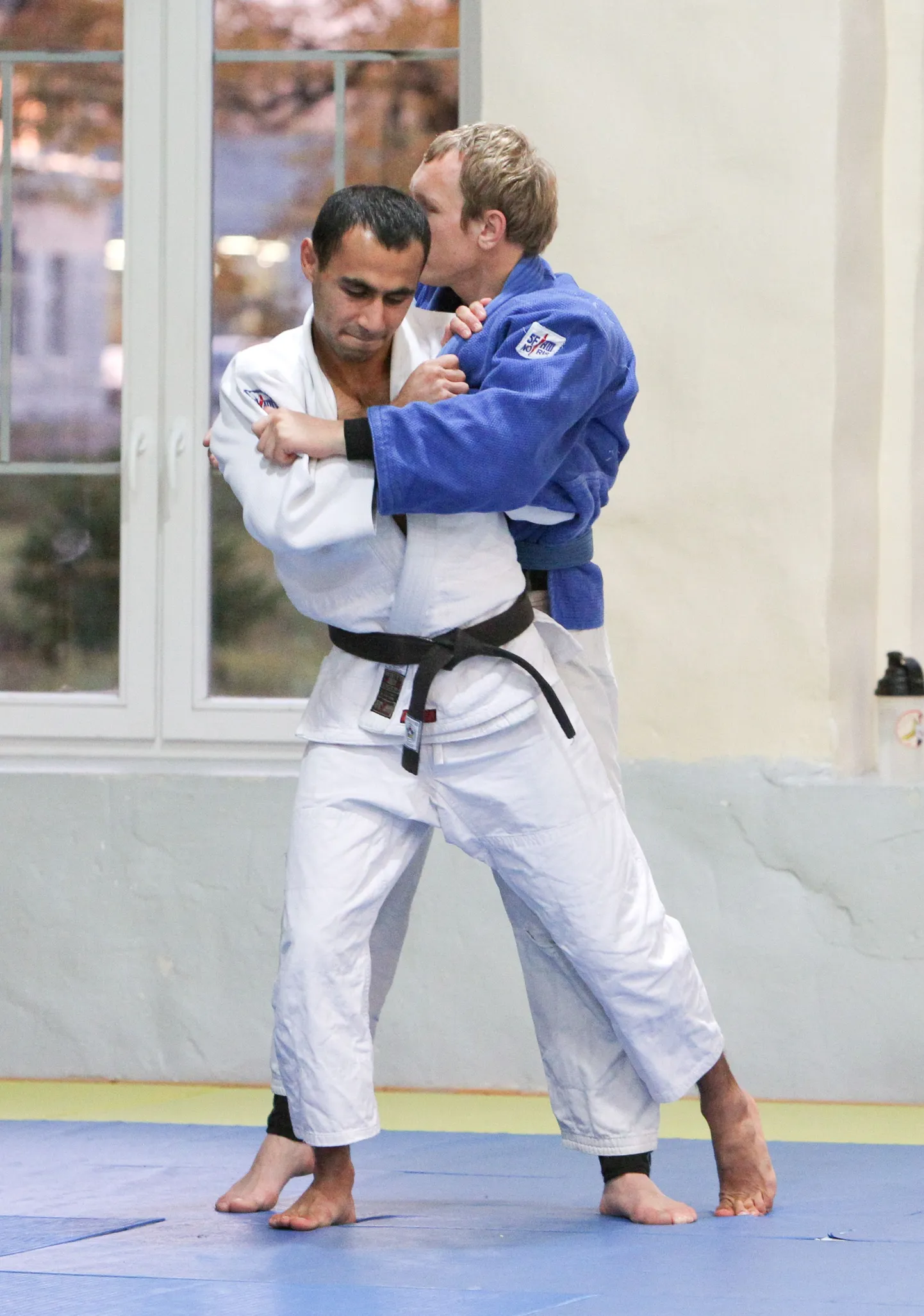 Elnur Aliev (valges).
