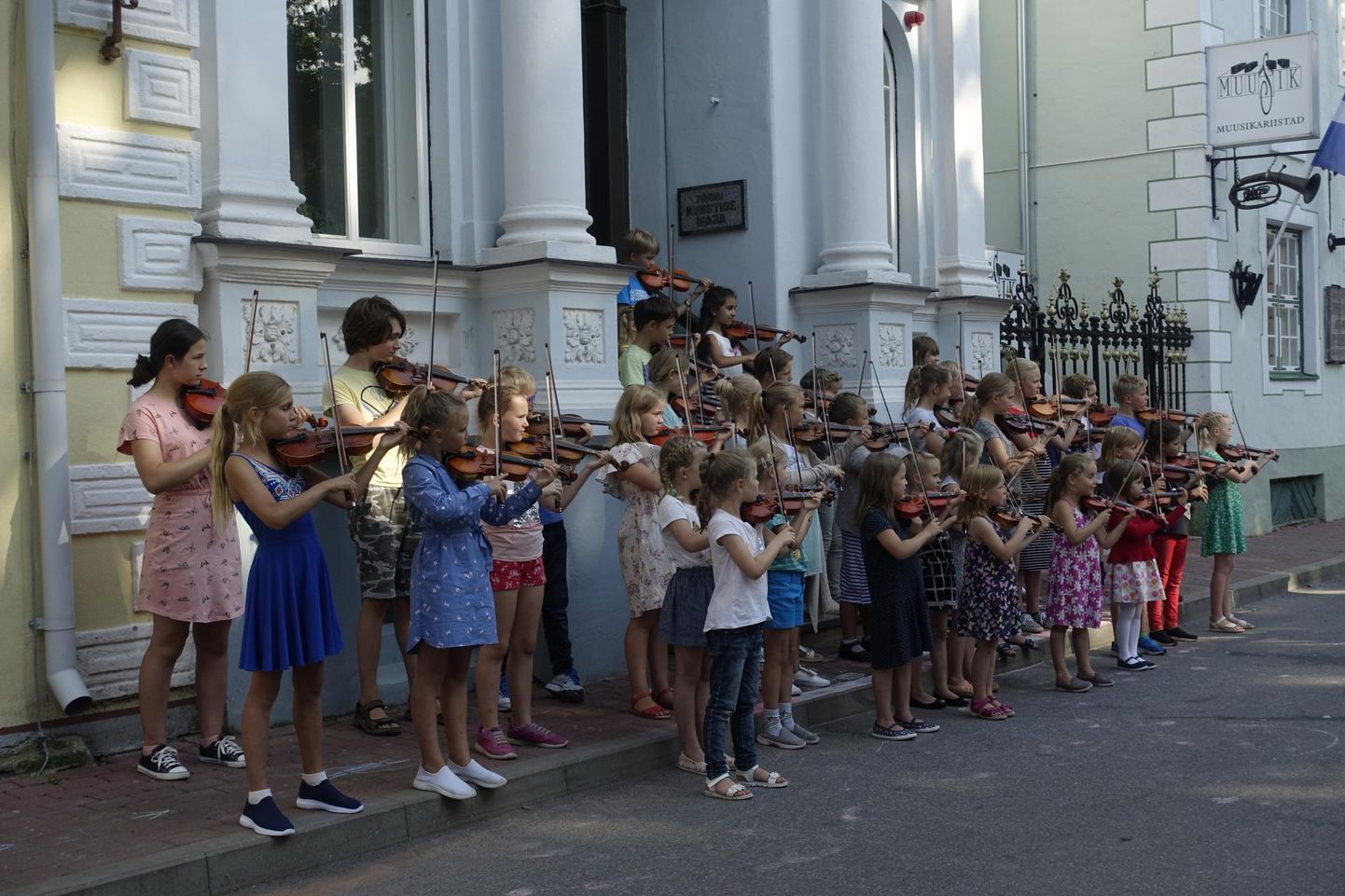 Noored viiuldajad esinesid tänaval.