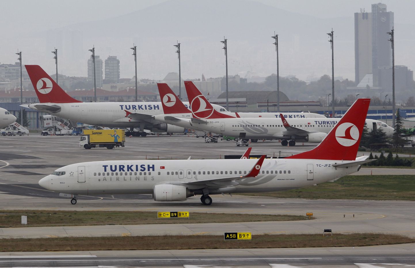 Lennufirma Turkish Airlines Boeing 737 Istanbuli Atatürki lennujaamas.