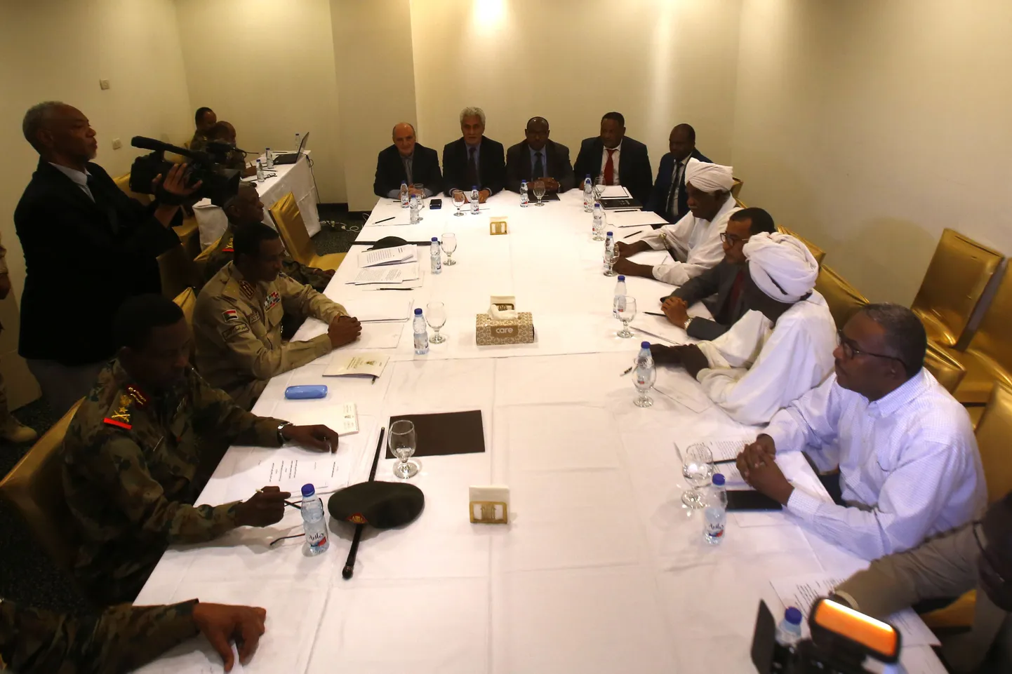 Sudaani sõjalise nõukogu ja protestiliikumise esindajad Hartumis hotellis Corinthia võimujagamiseleppe kõnelusi pidamas.