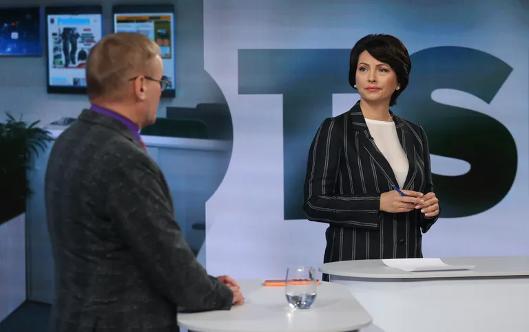Студия Postimees: избавиться от российского газа, но как? / Одежда ведущей: Tallinna Kaubamaja / Tommy Hilfiger