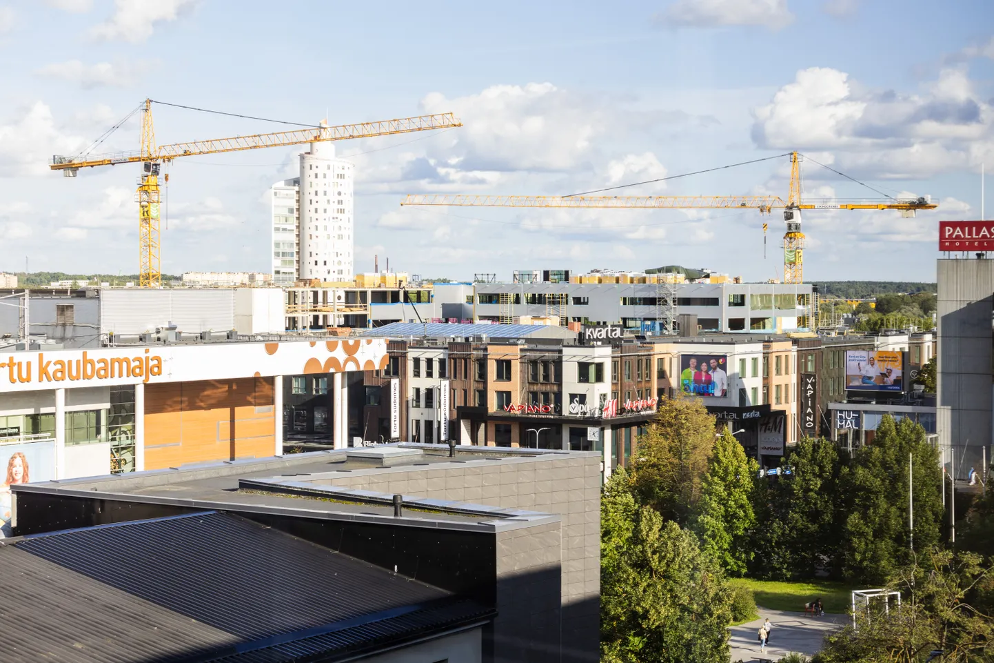 Kvartali kaubanduskeskuse katuse ehitamine Tartus 4. septembril 2023. Pilt on illustratiivne.