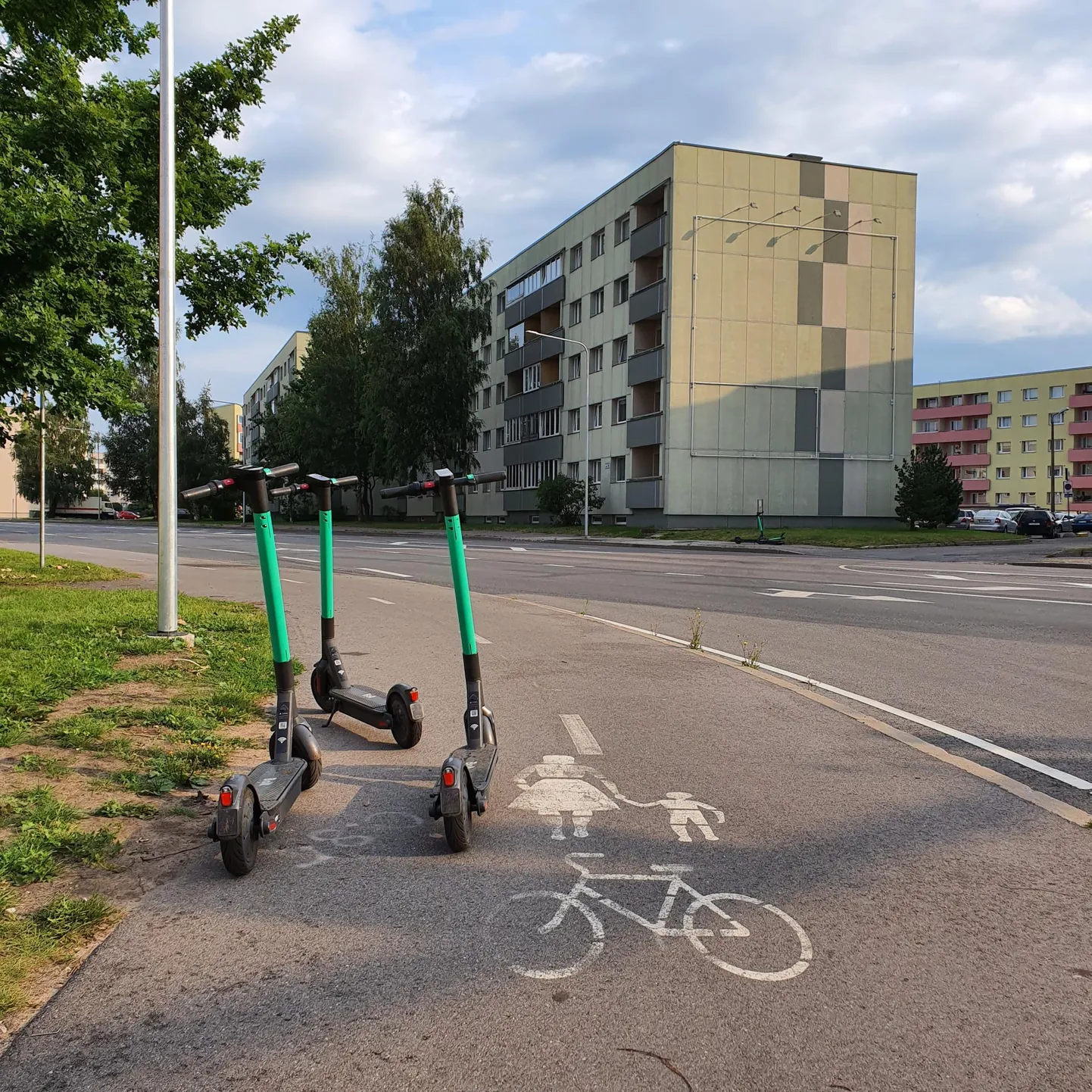 Pärnus Mai tänaval võis täna hommikul kokku lugeda 22 seisvat renditõukeratast.