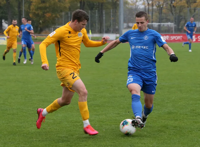FC Kuressaare (kollase särgiga) ja Tartu Tammeka (sinise särgiga) loodavad Premium liigas püsima jääda ja tugeva koha tabeli keskel saavutada.
