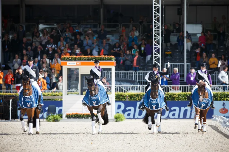 Sakslased on võistkonnana pidurdamatud. Vasakult: Sönke Rothenberger (Cosmo), Jessica von Bredow-Werndl (TSF Dalera BB), Dorothee Schneider (Showtime), Isabell Werth (Bella Rose 2).