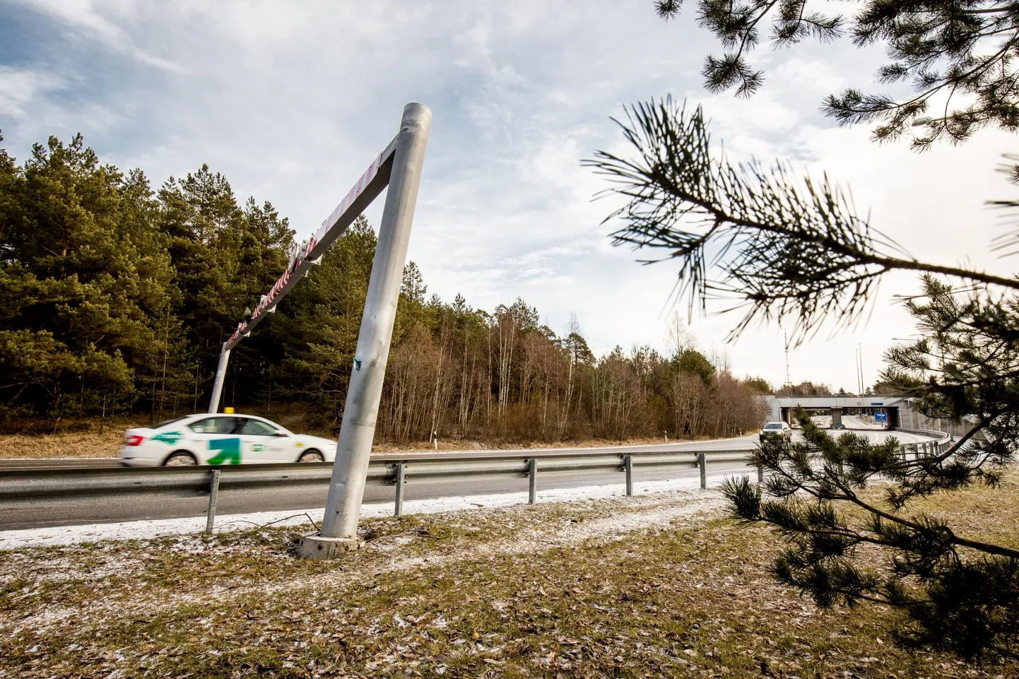 Ohutusraamide ­vigastamine jätkus ja seadis ohtu nii rajatise kui kaas­liiklejad.