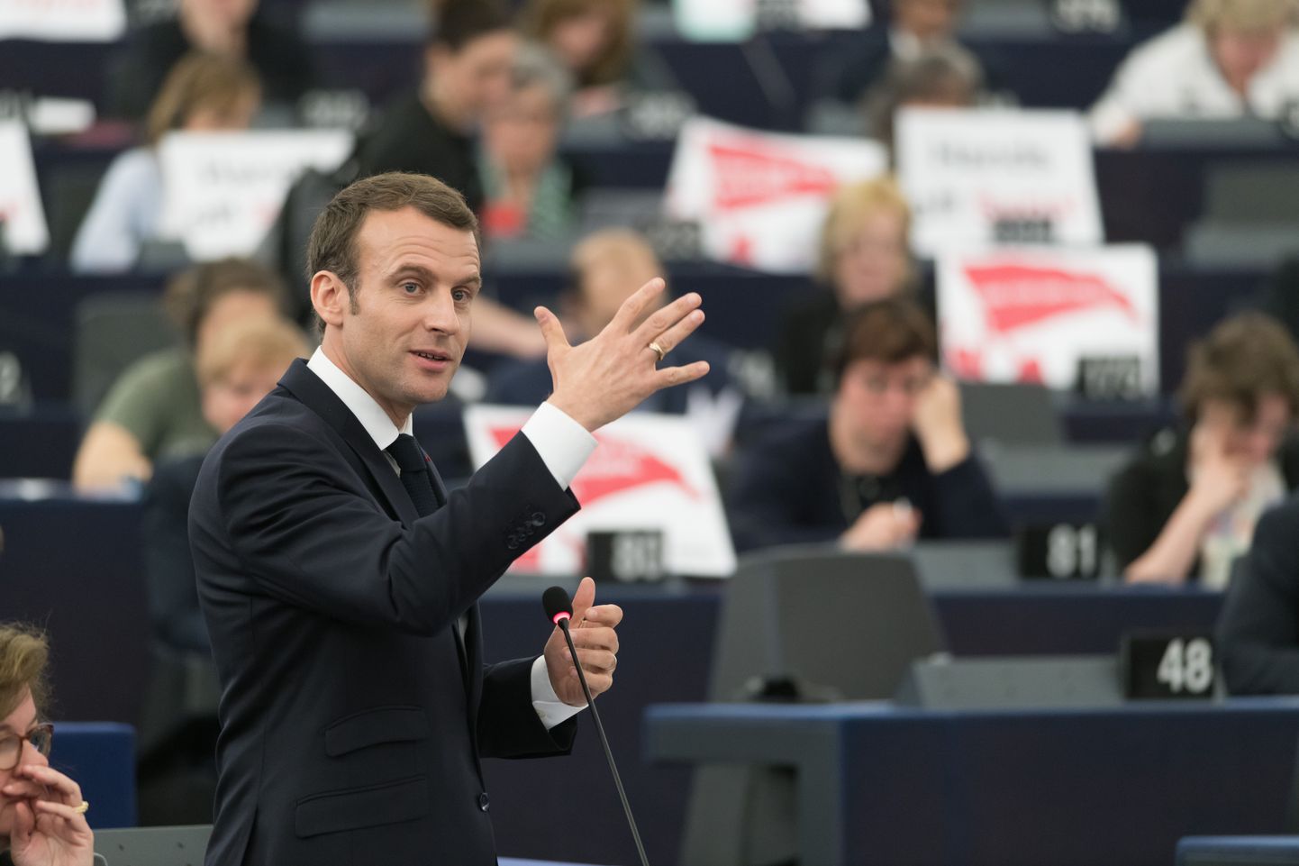Emmanuel Macron eile oma riigi kirdeservas Strasbourgis europarlamendi ees.