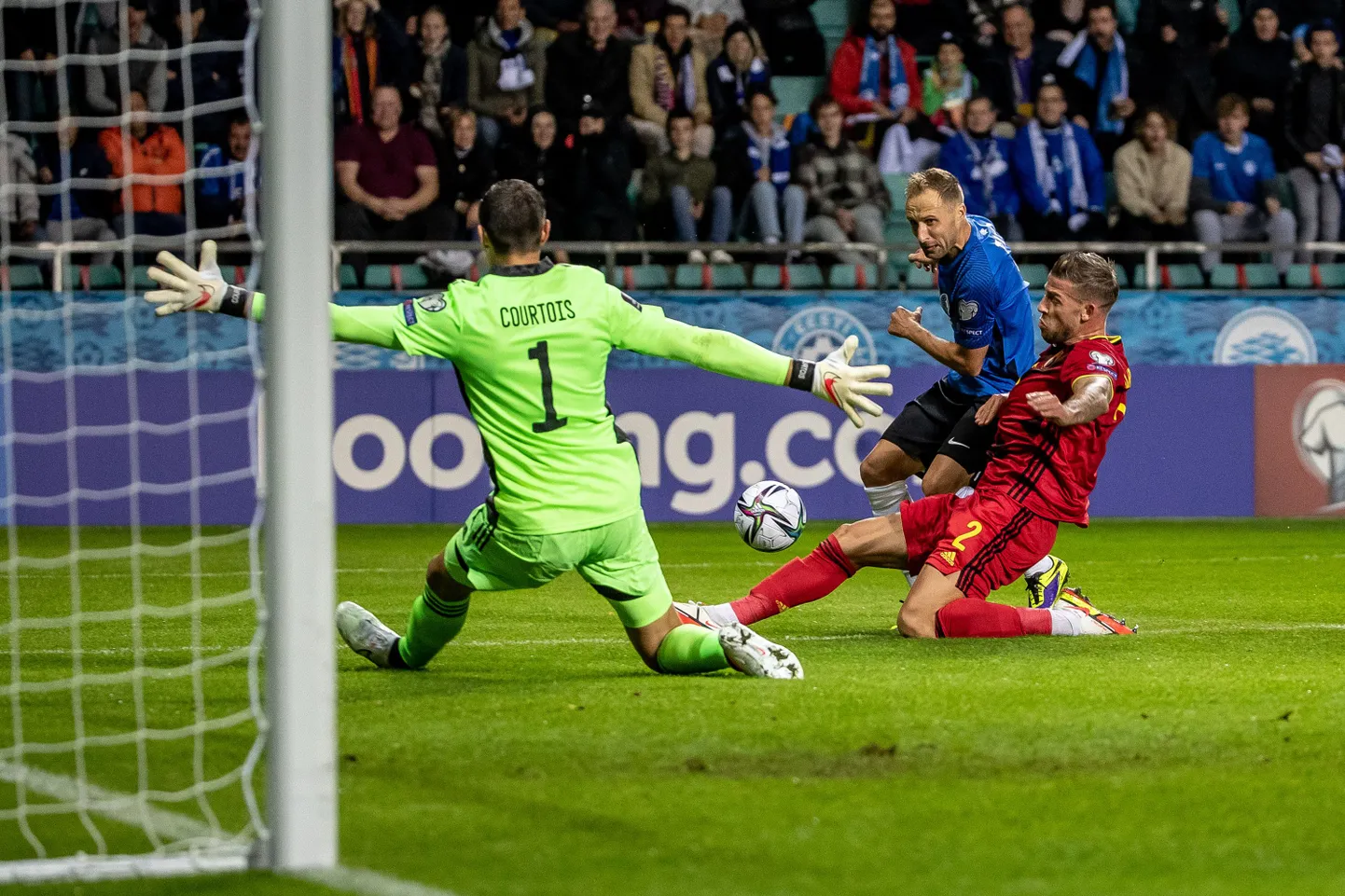 Siin pildil teeb Thibaut Courtois oma töö edukalt ära, tõrjudes Sander Puri ürituse.