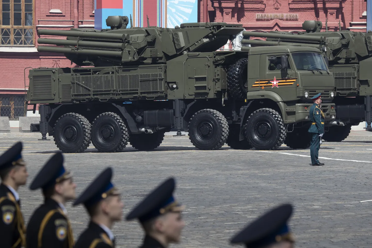 Selline näeb välja Venemaa maa-õhk tüüpi õhukaitsesüsteemi sõiduk Pantsir-S1, mis siin osaleb Punase väljaku paraadil 2021. aastal. Ühe päevaga olevat kaotatud kaks sellist süsteemi Belgorodi oblastis ukrainlaste korraldatud droonirünnaku käigus.