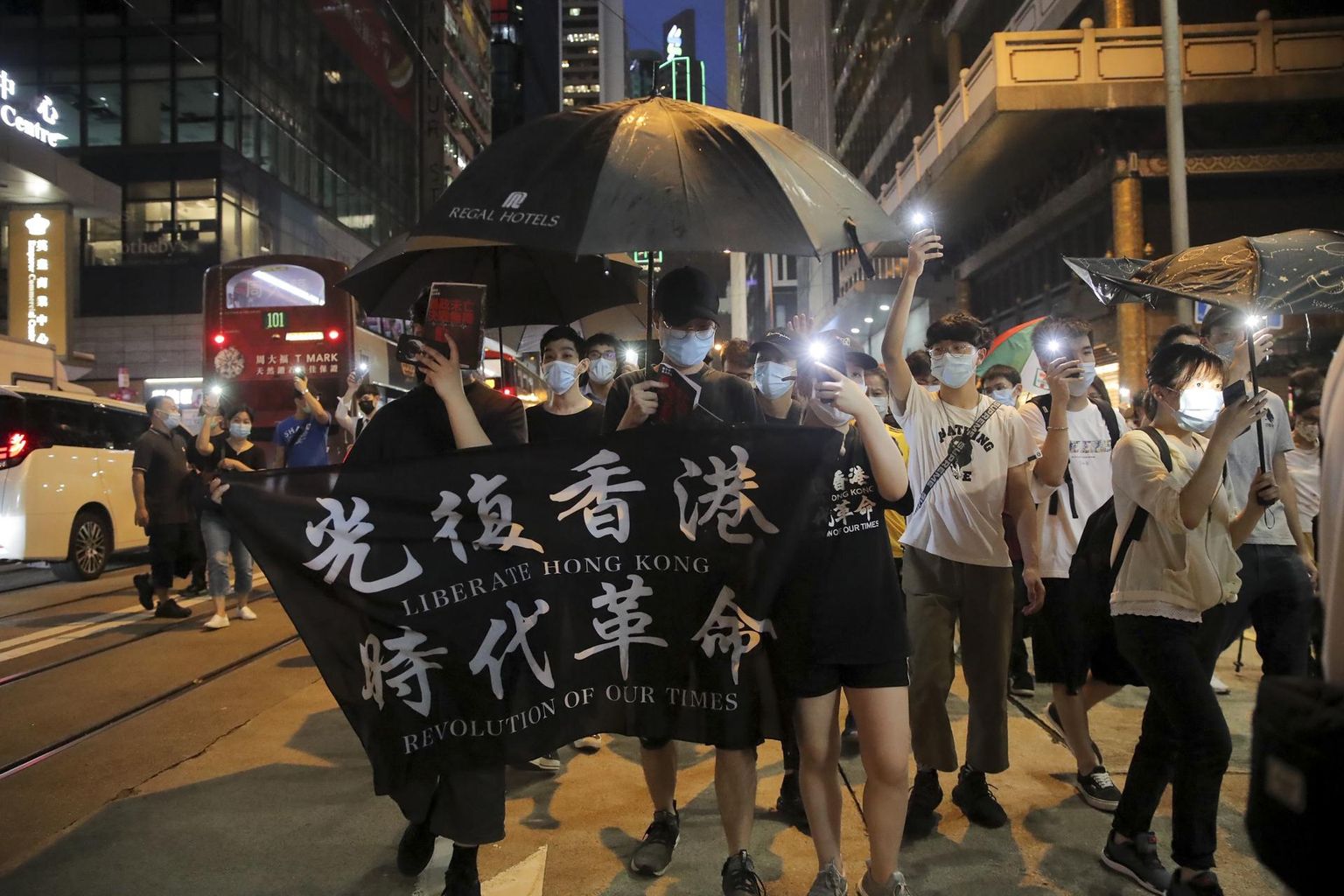 Meeleavaldajad Hongkongis plakatiga, millel kirjas «Vabastage Hongkong, meie aja revolutsioon». 