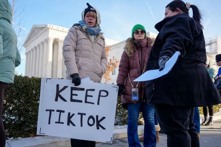Создатели контента в ТикТок у здания Верховного суда США.