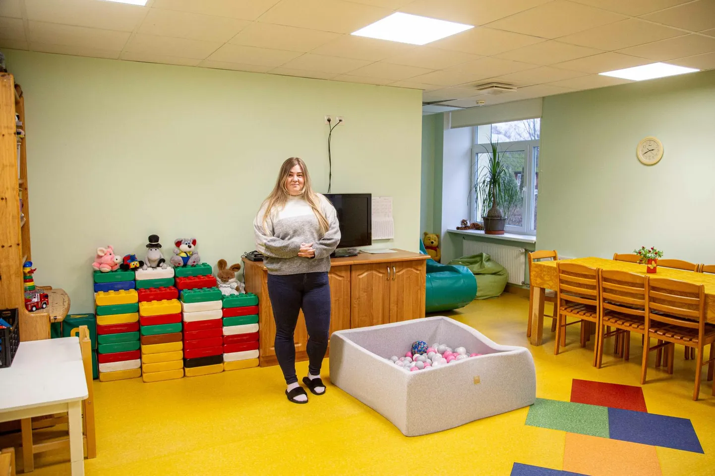 Valga perekeskuse Kurepesa sotsiaaltöötaja Ilona Hommik tutvustas Valga laste turvatoa endiseid ruume, mis praegu tühjalt seisavad.