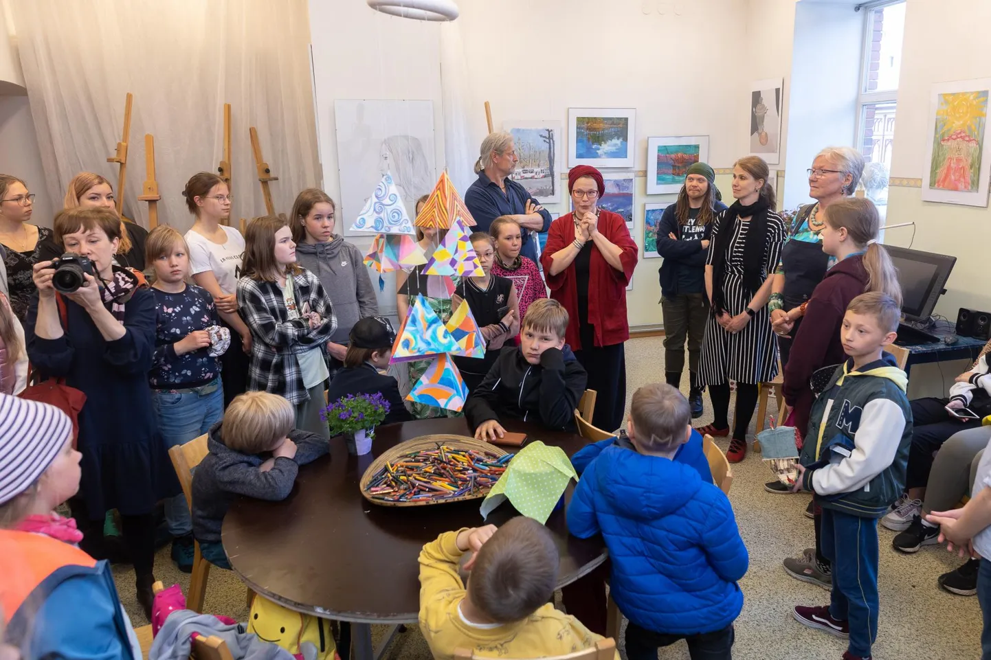 Athena kooli pere rõõmupäev: taas on maja kaks korrust õpilastööde näituse päralt.