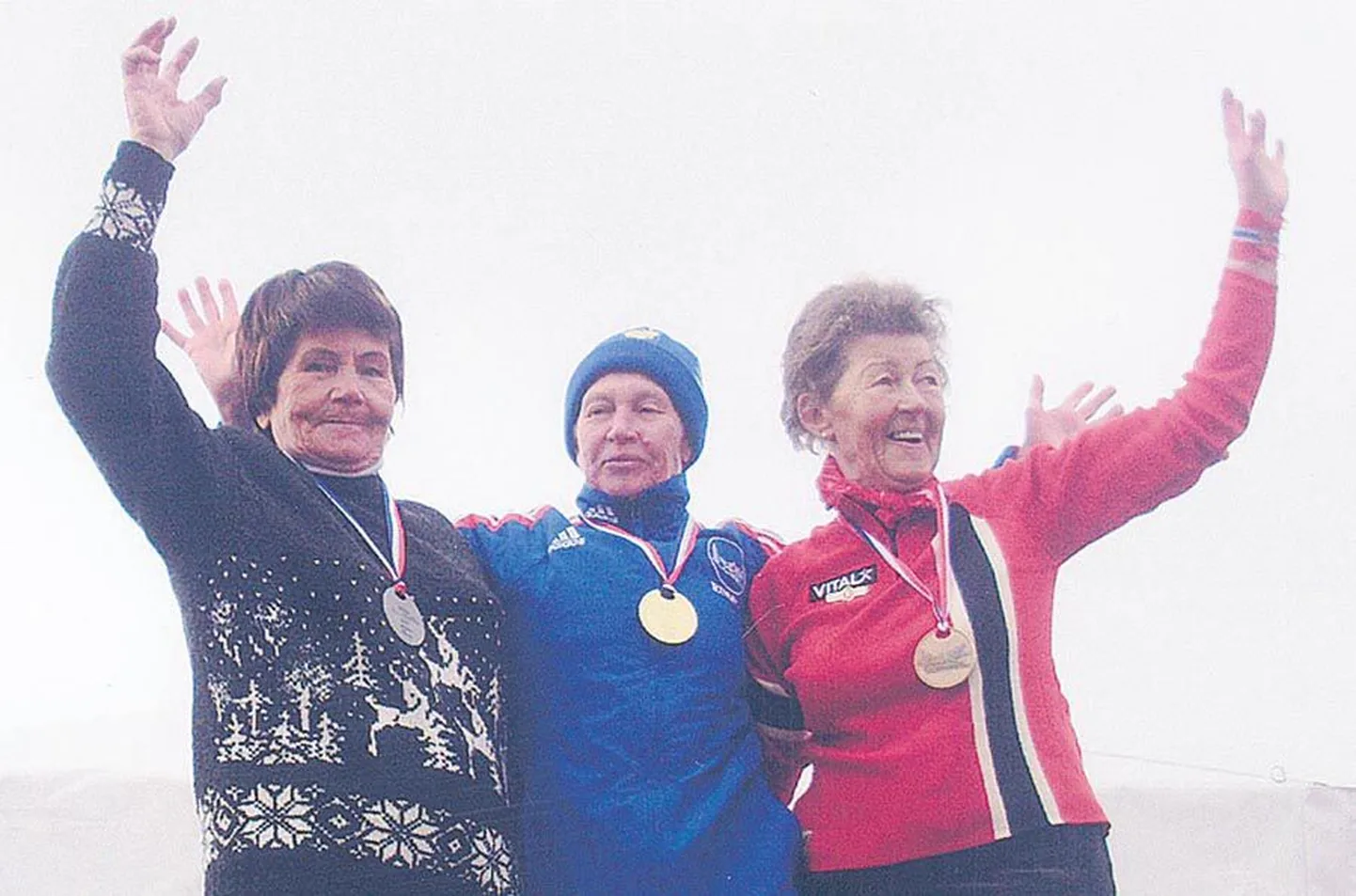 Elvi Maurer (vasakul) Prantsusmaal Autransis peetud veteranide murdmaasuusatamise maailmameistrivõistlustel.Keskel võitja Elga Perkolz ning paremal Noromo-Ellinoor Danilo.