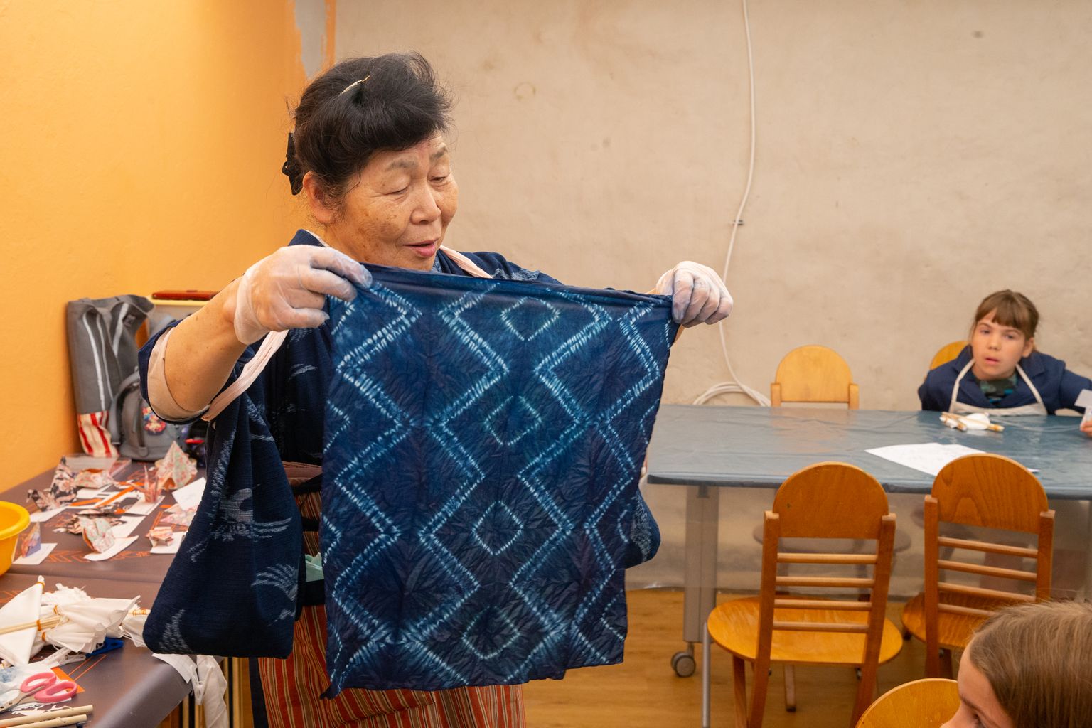 Adamson Ericu muuseumis toimunud kimonode värvimise töötuba viis läbi kunstnik Tokitomo Hisako.