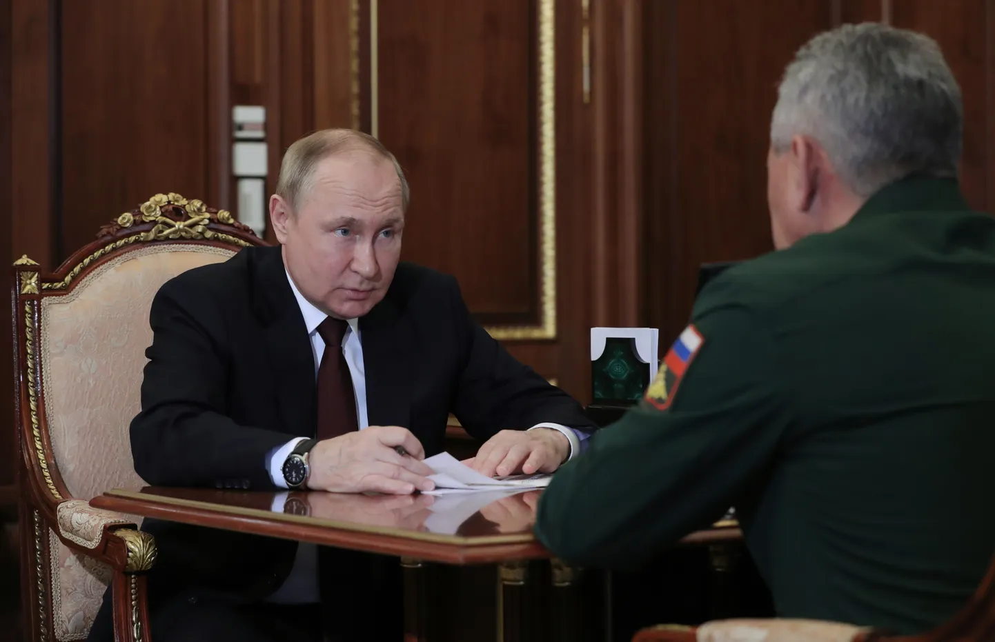 Venemaa president Vladimir Putin tänasel kohtumisel kaitseminister Sergei Šoiguga.