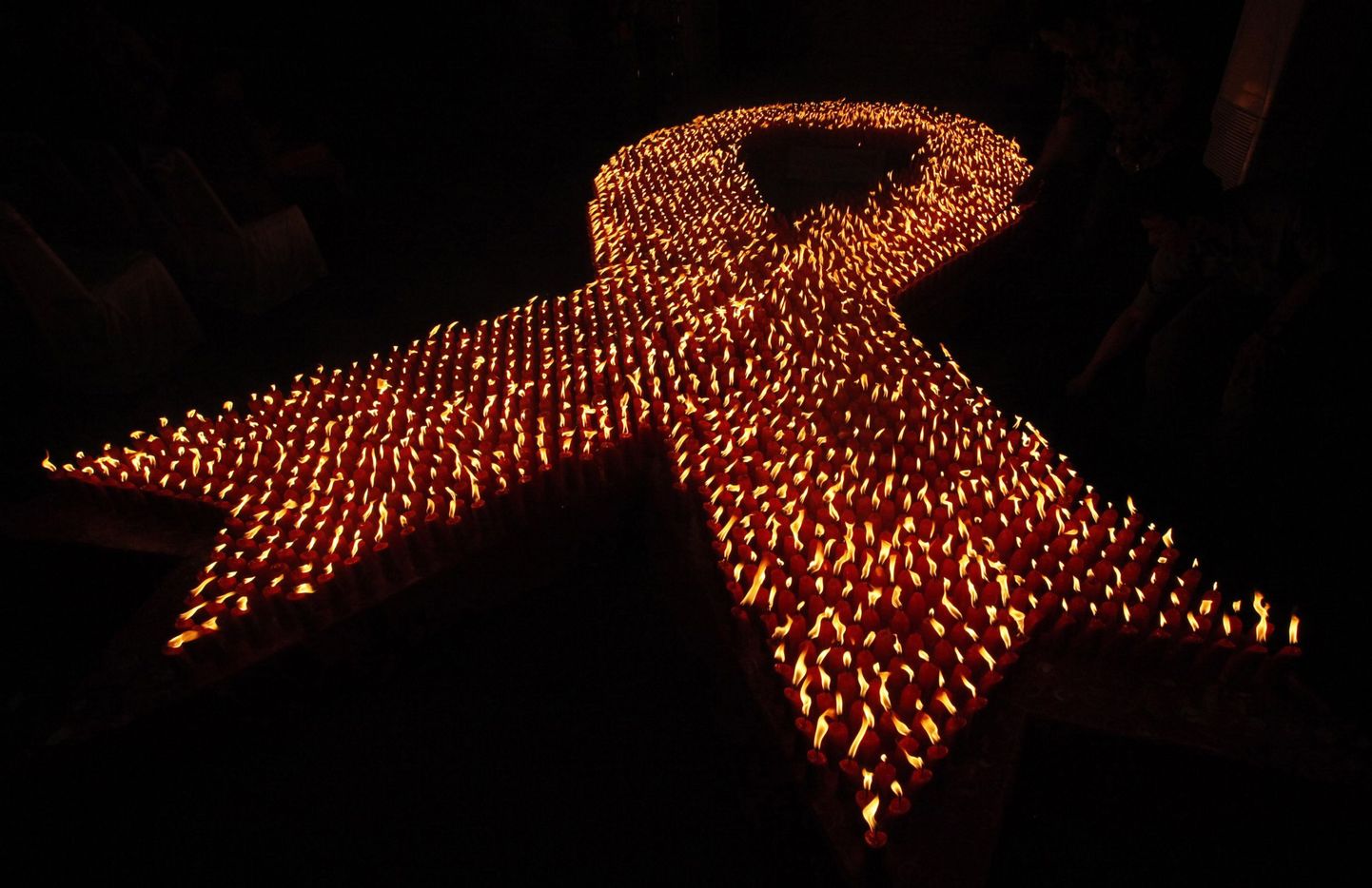 Ülemaailmsel aidsi vastu võitlemise päeval kantakse punast solidaarsuslinti (Red Ribbon), mis sümboliseerib ühtsust võitluses HIVi ja aidsiga. Pildil küünlad kujutamas punast linti
