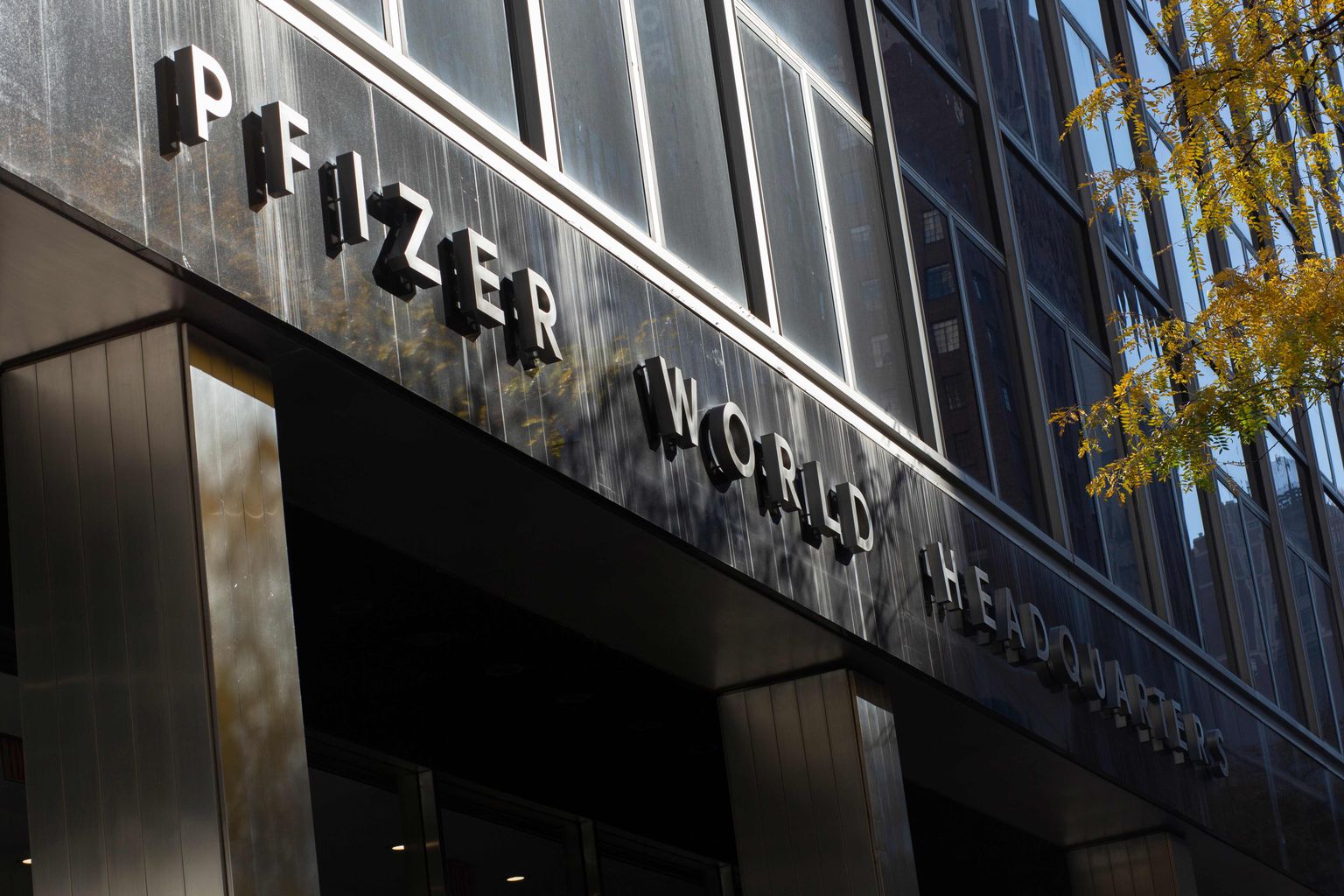 Pfizeri peakorter sügiseses New Yorgis aastal 2020.