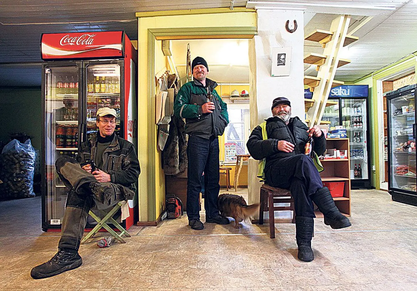 В магазине Луйзе Йыэрс мужчины обсуждали планы на день: (слева направо) Хейки Кукк, островной электрик Удо Мяги и пенсионер Дмитрий Рийзенберг.