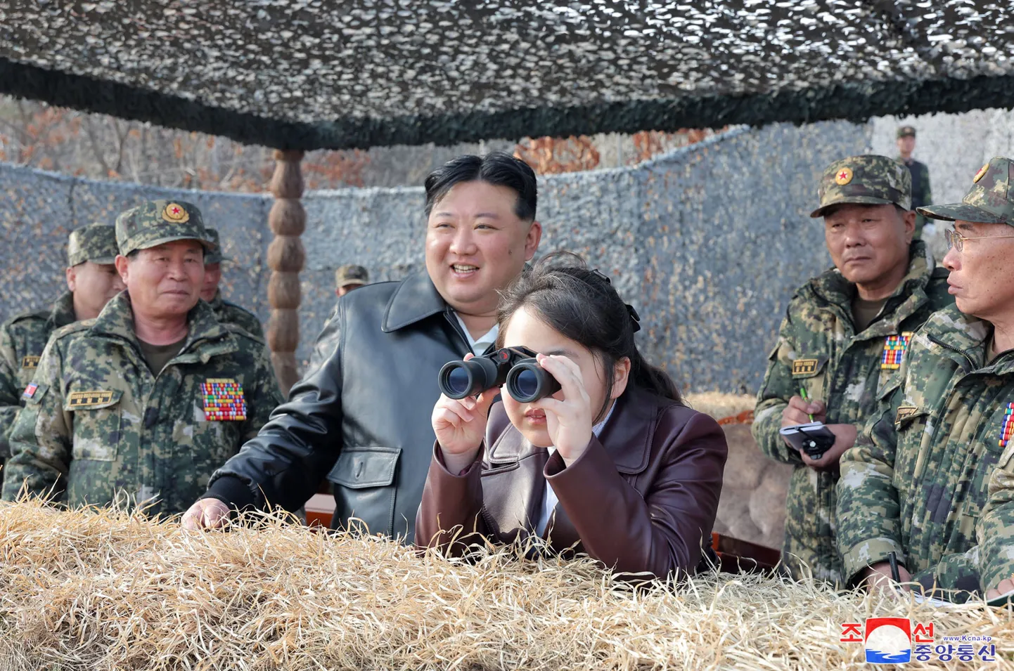 Kim Jong-un tütrega sõjalisi õppusi jälgimas 15. märtsil 2024. a.