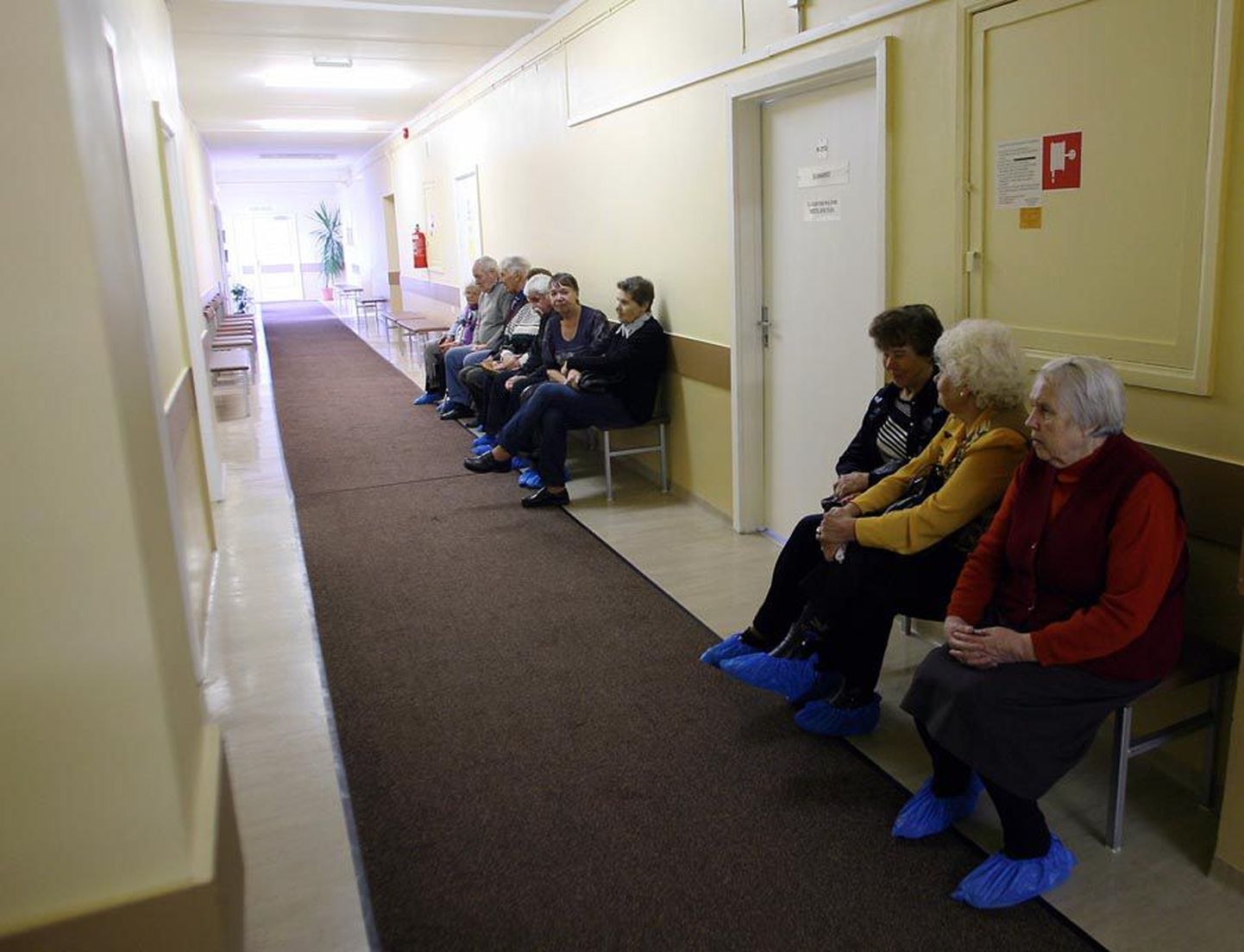 Viljandi haigla polikliiniku tühjas koridoris on esimesel streigipäeval erandlikult rahvarohke silmaarsti kabineti uksetagune, kus eakad patsiendid ootavad kaelõikust. Kell üks lubatakse nad vastu võtta.