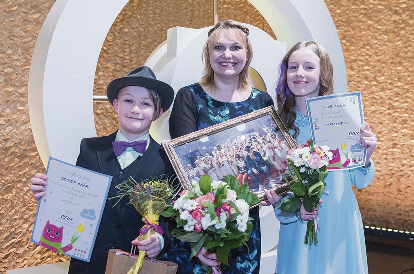 “Laulukarusselli” vanema vanusegrupi võitja Adele Sillat ja keskmise vanuserühma finalist Joosep Käär koos õpetaja Margrit Kitsega.