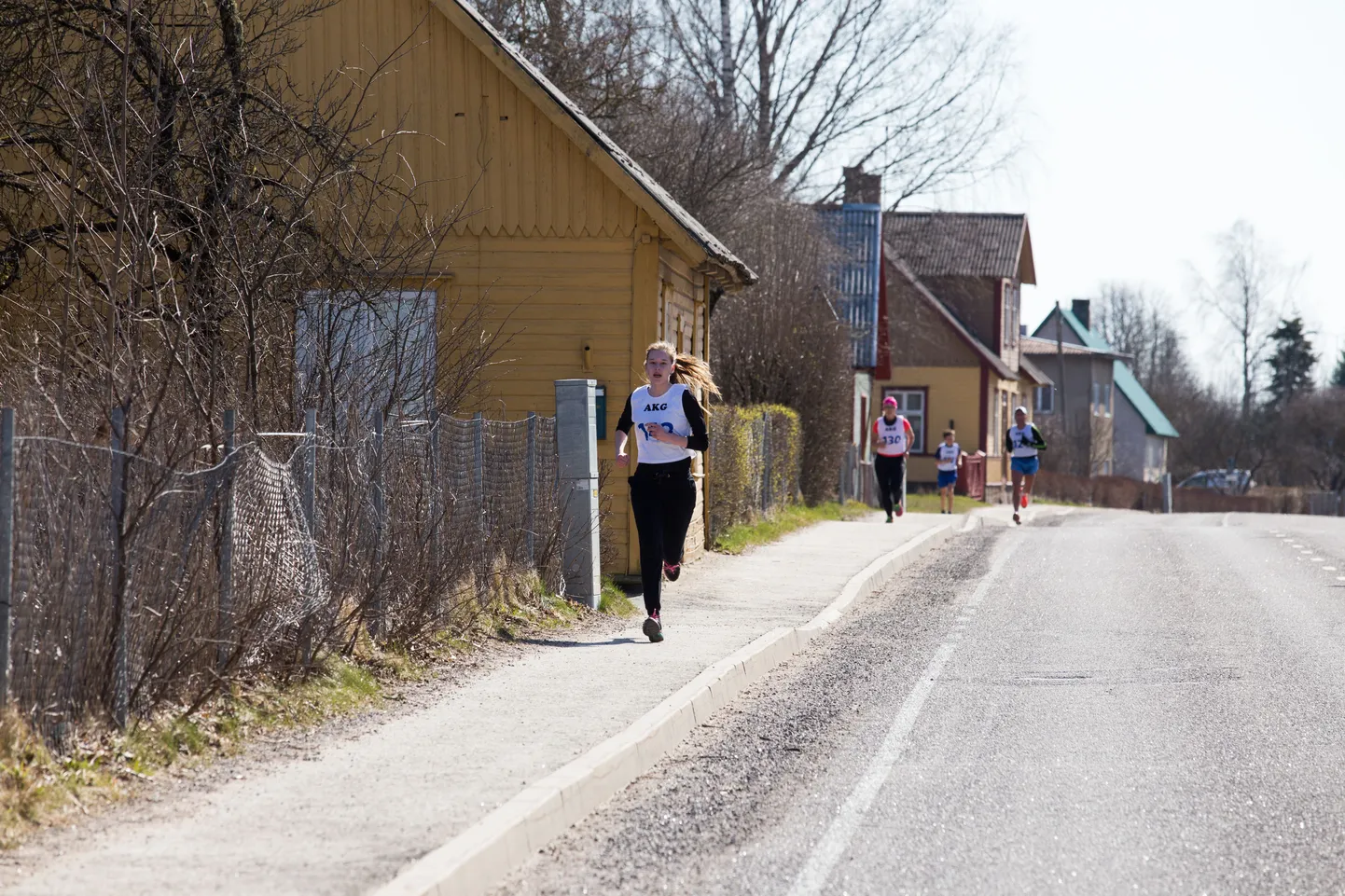 Jooksjad sõidutee ääres. Pilt on illustratiivne.