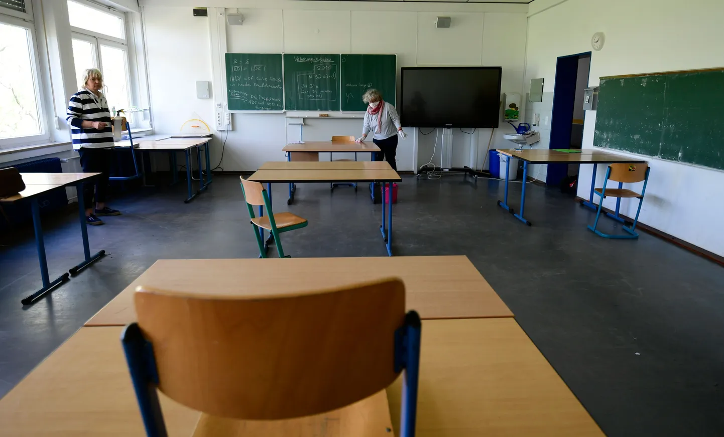 Dortmundi koolis puhastatakse sisustust, valmistudes õpilaste kooli naasmiseks.