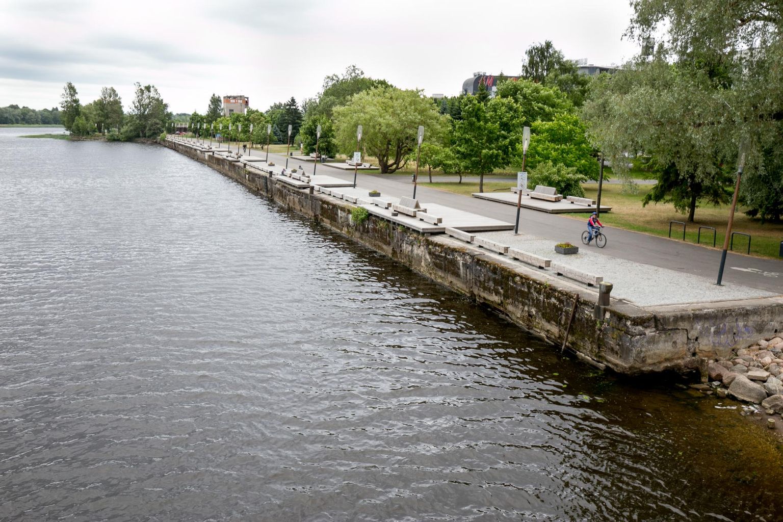Avastusrada „Liigu ja avasta 2019! Igaühe loodushoid” algab Pärnu Kesklinna silla lähedalt jõeäärselt puhkealalt.