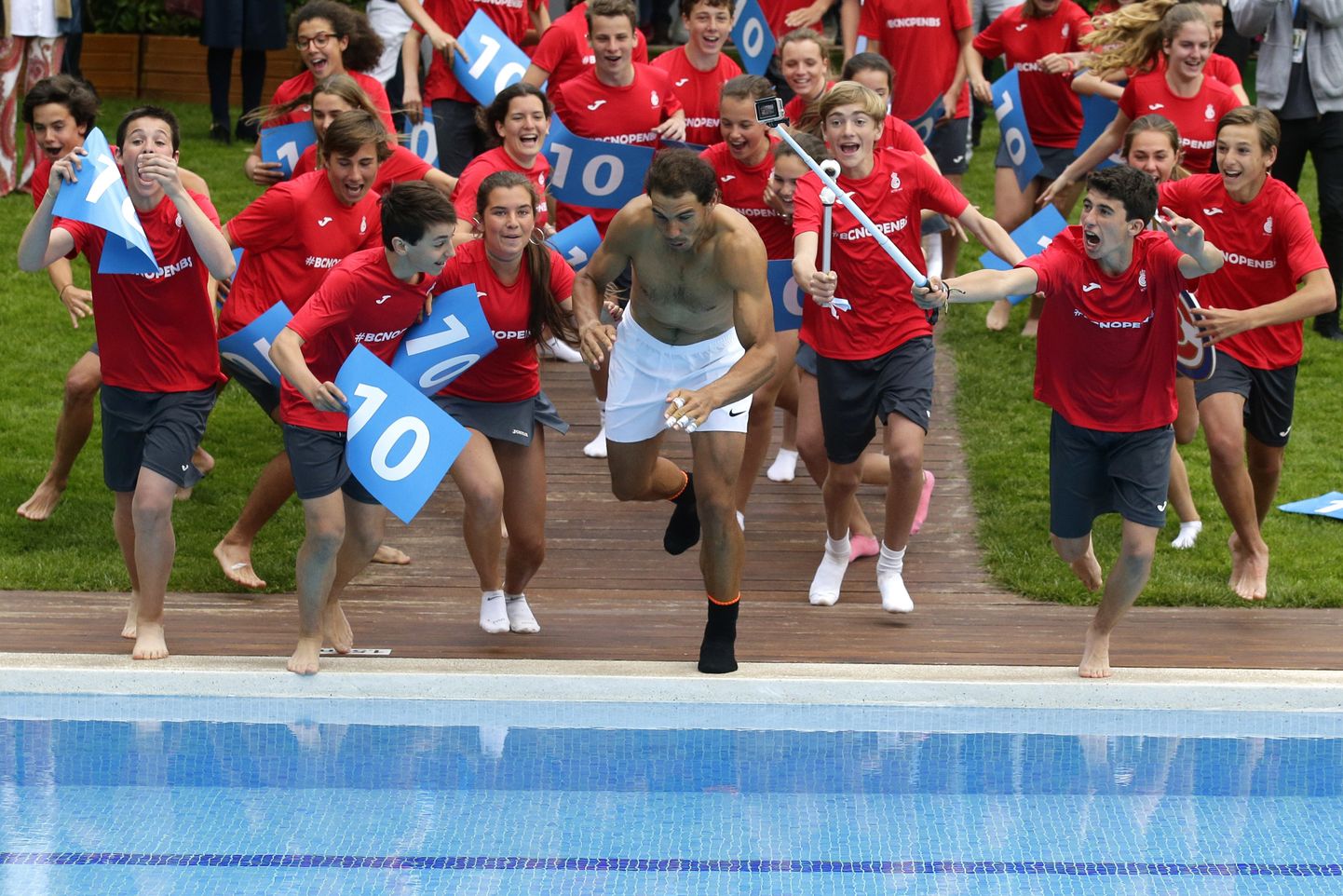Rafael Nadal hüppab basseini
