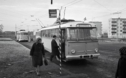 Mustamäe lõpp-peatus 8. novembril 1967, nädal pärast Mustamäe trolliliikluse avamist. Vaade praeguse lõppjaama hoone eest. Foto: