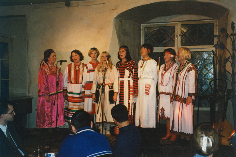 Eestisse saabunud ersa tudengid ja kohalikud ersad-mokšad üles astumas Kloostri Aidas 1999.
