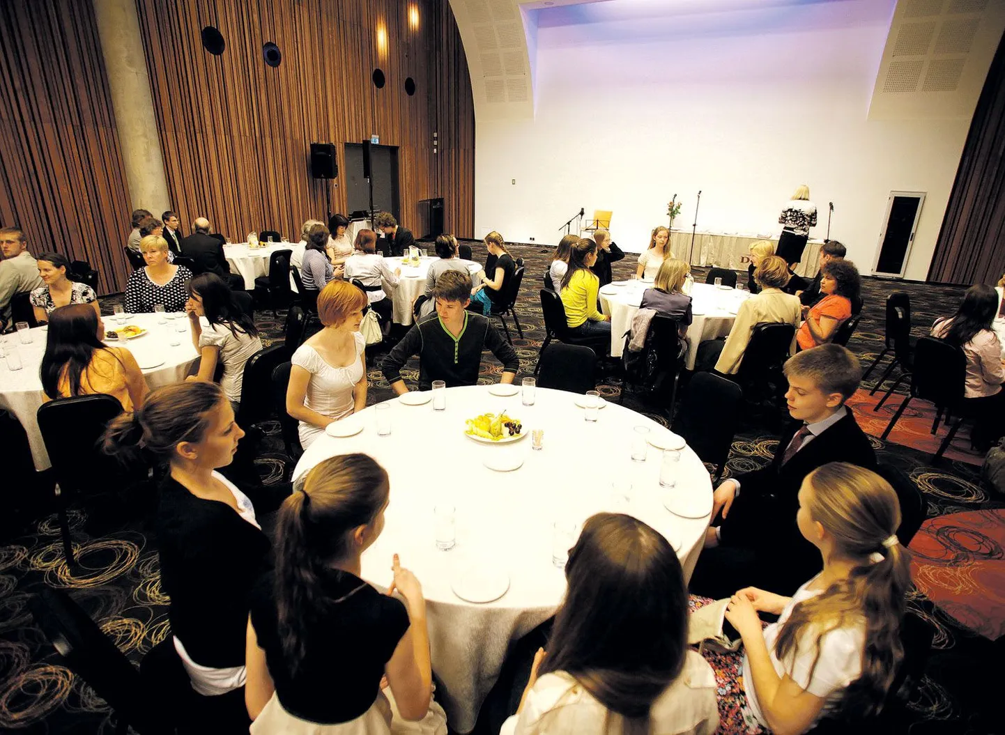 Eile kutsus Tartu linna haridusosakond Dorpati konverentsikeskusesse vastuvõtule need õpilased, kes saavutasid kõige paremaid tulemusi üleriigiliste ainetundmisvõistluste Tartu eelvoorudes, kokku 117 õpilast ja nende 85 juhendajat peaaegu kõigist linna koolidest.