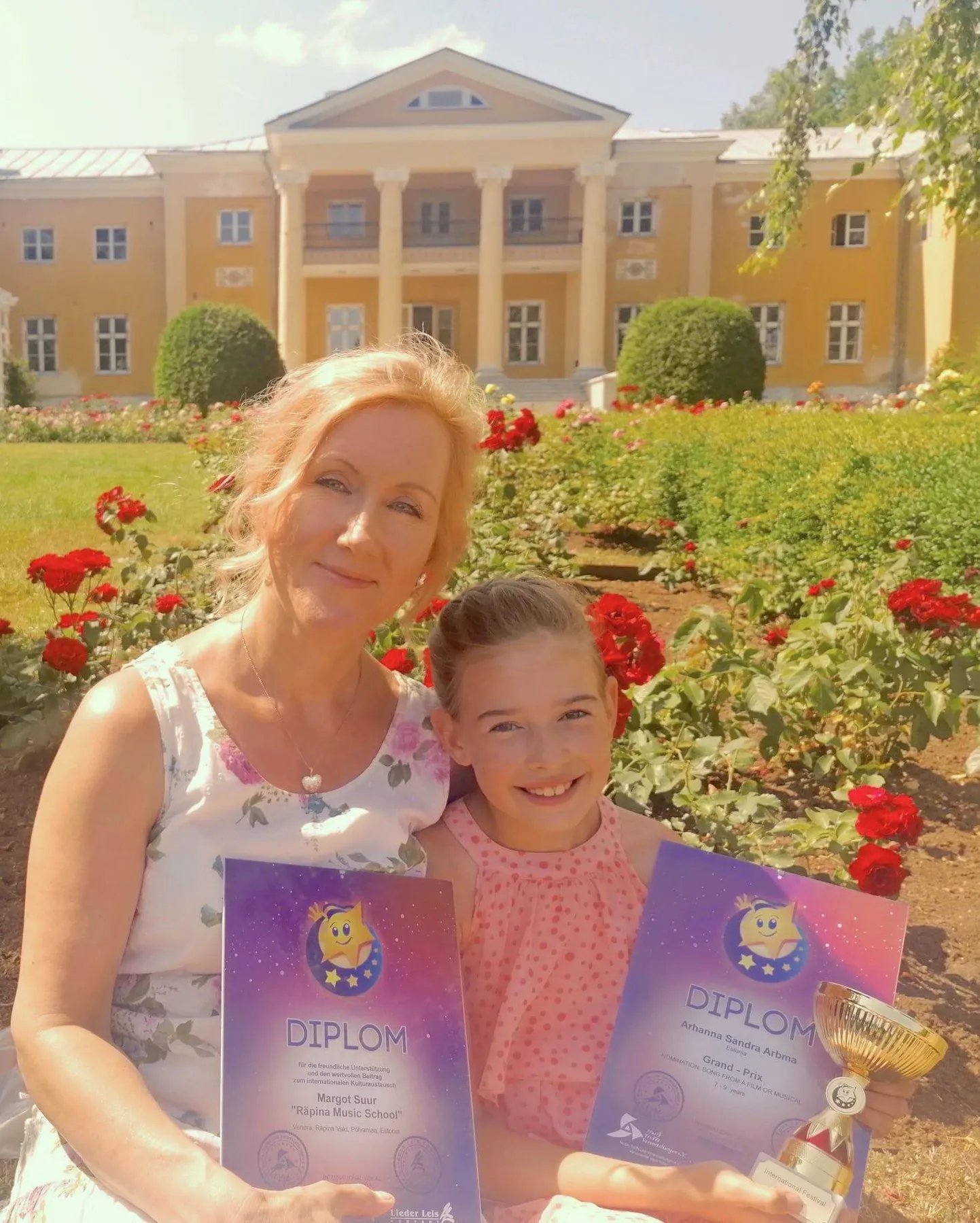 Muusikaõpetaja Margot Suur koos oma kasvandiku Arhanna Sandra Arbmaga