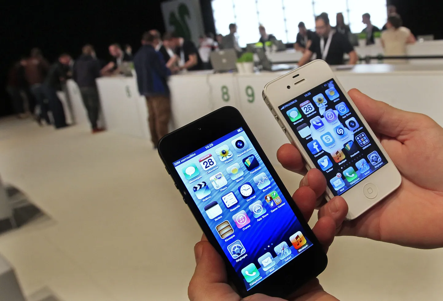 Apple'i must iPhone 5 ja valge iPhone 4s.