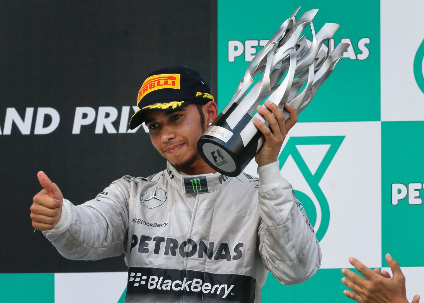 Malaisias sõideti vormel-1 hooaja teine etapp, kus poodiumi kõrgeimale astmele tõusis tiitlikaitsja Sebastian Vettel Red Bullil. Kolmas oli Lewis Hamilton (pildil).