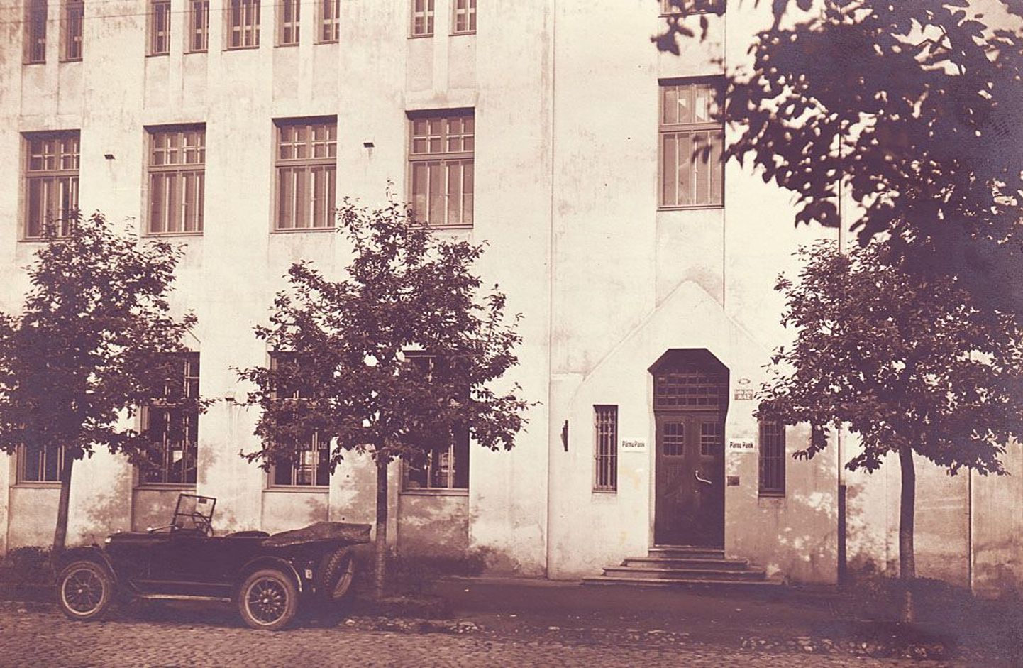 AS Pärnu Pank tegutses enne pankrotti Endla teatrimajas, mille ehituse rahastamist oli pank toetanud. Saksa okupatsiooni ajal panga tegevus jätkus, nii pank kui teater hävisid ilmasõja kahjutules 1944. aasta septembris.