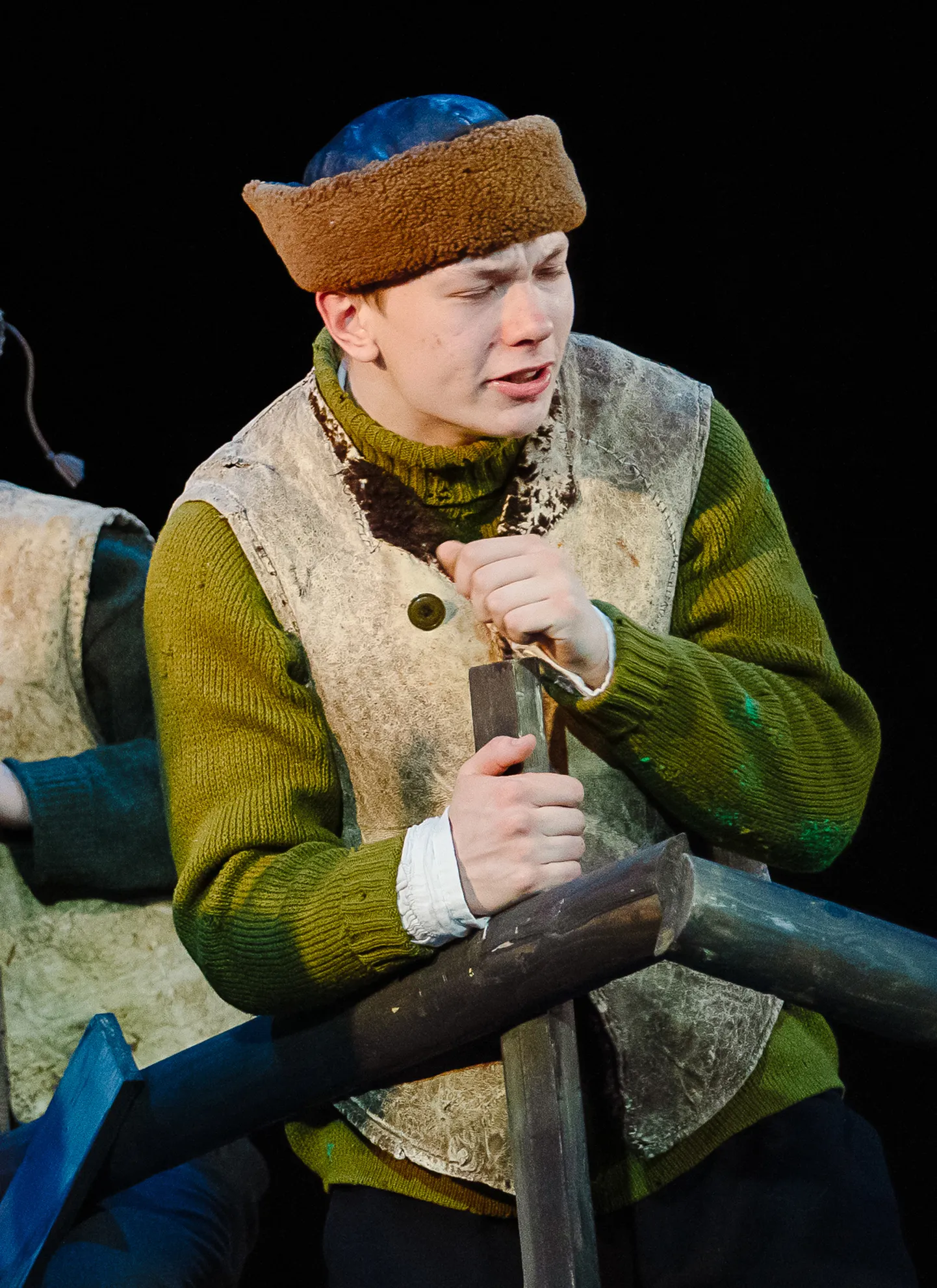 UKU POKK mängis noorukest mässajat Kuressaare teatris 2019. aasta veebruaris lavale tulnud etenduses “Tasa, vaikselt sõudvad pilved...”