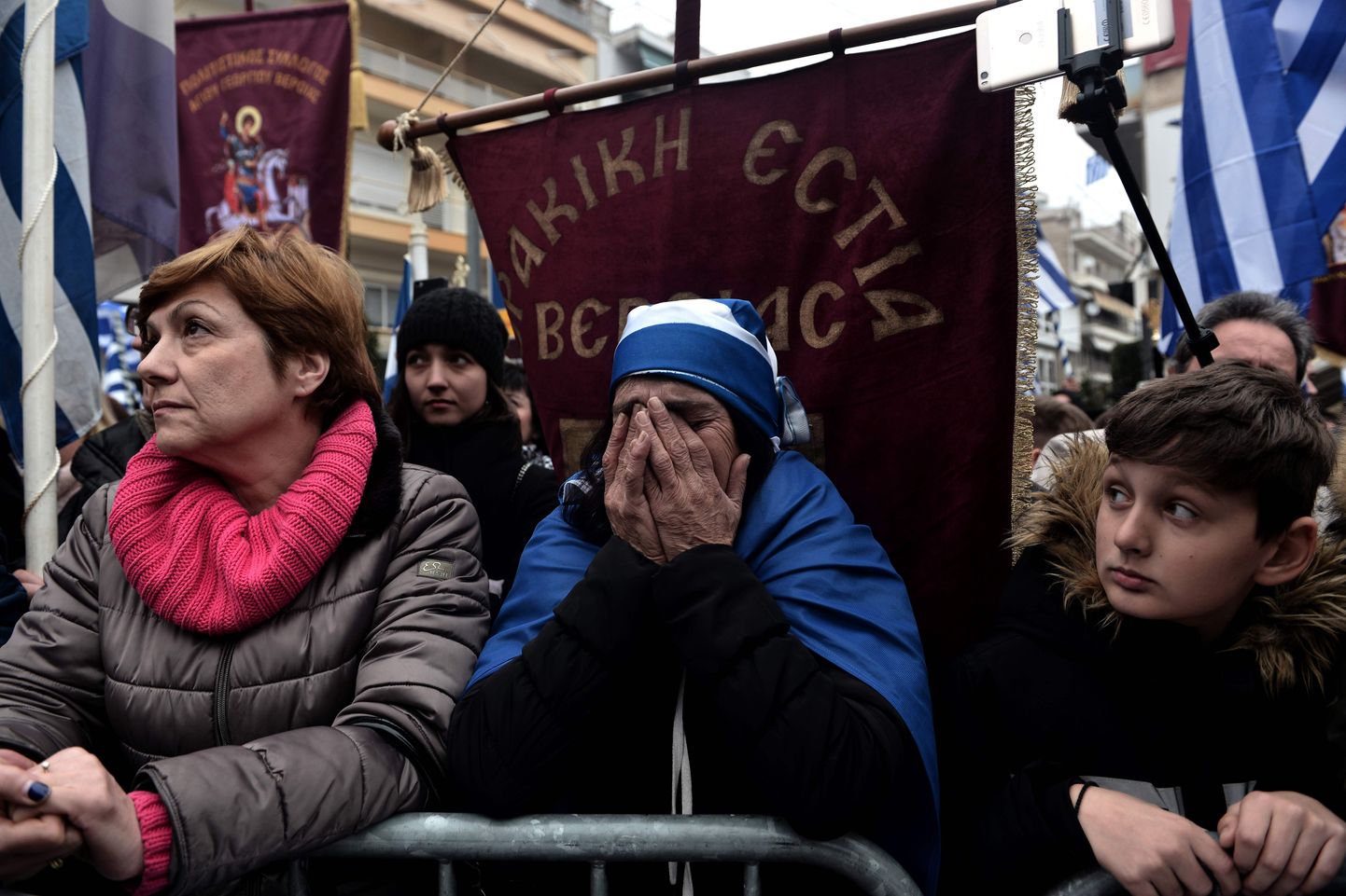 Makedoonia nimeleppe vastased meeleavaldajad Põhja-Kreekas.