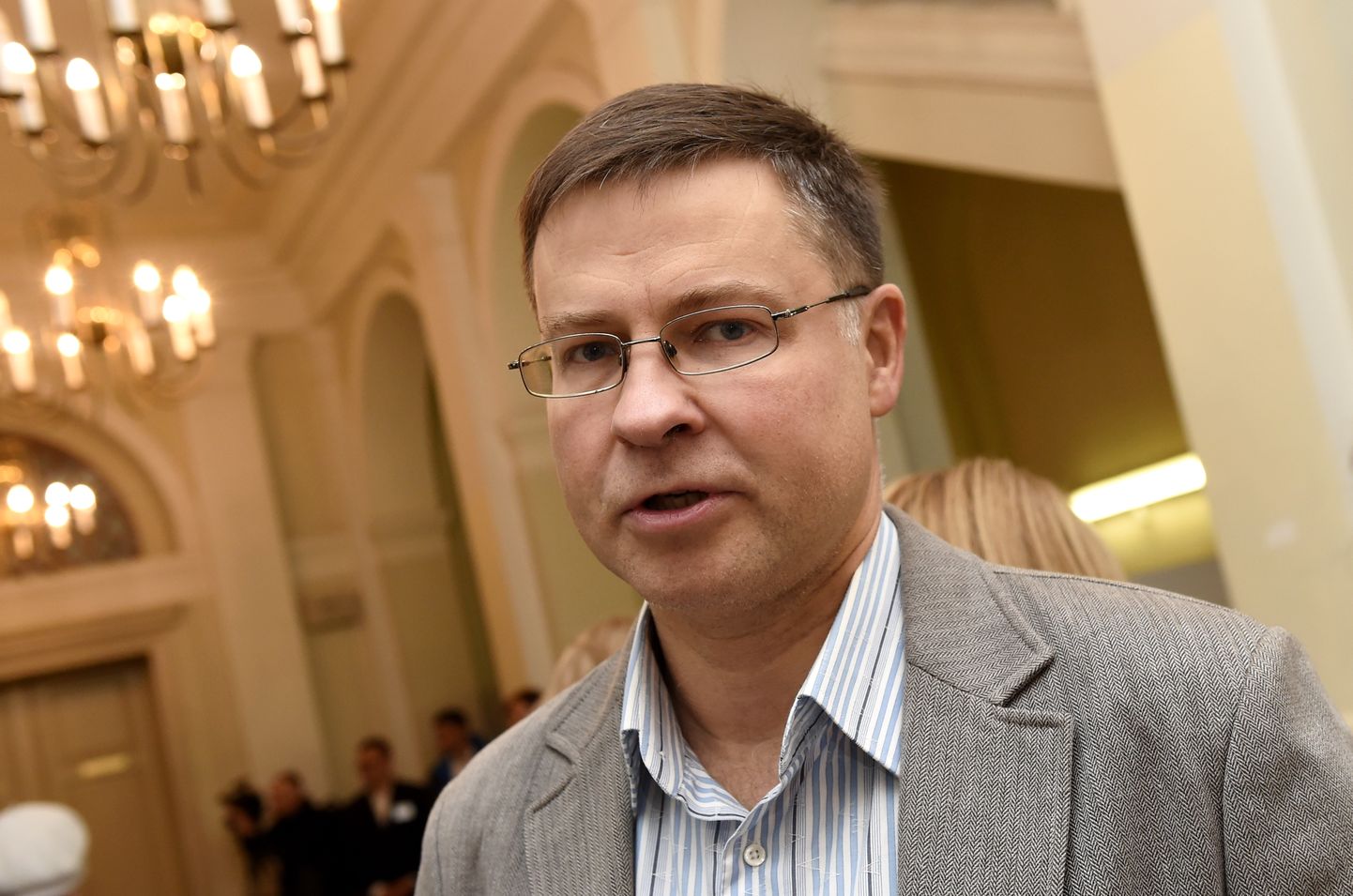 Eiropas Parlamenta deputāts Valdis Dombrovskis piedalās 13.Saeimas vēlēšanās 3.vēlēšanu iecirknī Rīgas Valsts 1.ģimnāzijā.
