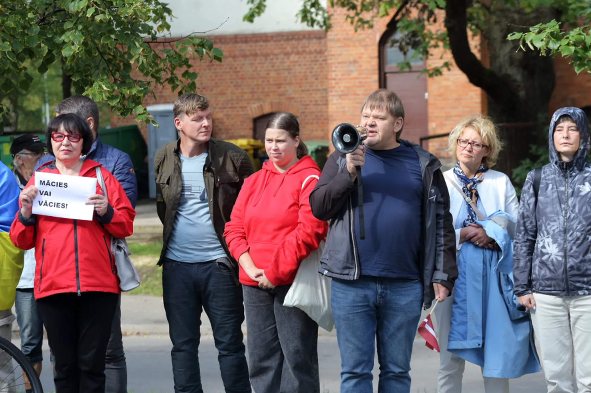 Слева направо: активисты Новой консервативной партии (JKP) Лиана Ланга, Андрис Витолс и Марцис Кулис (с мегафоном) на пикете в сентябре 2023 года. В настоящее время Ланга использует свою популярность в Twitter, чтобы баллотироваться в качестве одного из локомотивов на выборах в Европейский парламент. Эта партия на последних выборах в Сейм не попала в него.