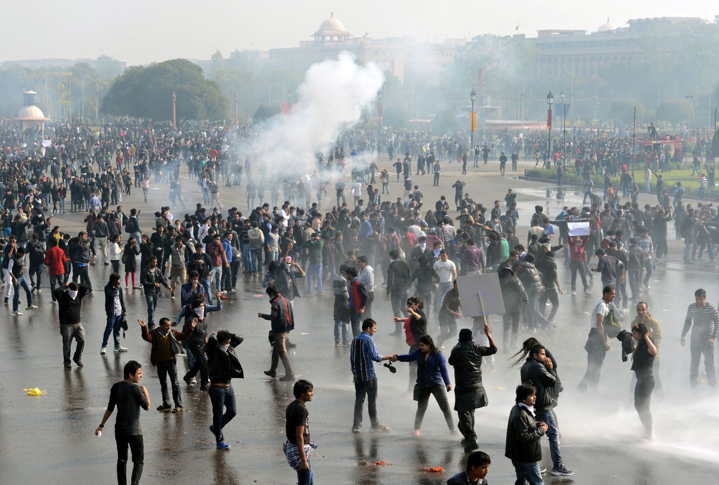 India pealinna politsei kasutas demonstrantide vastu veekahureid ja pisargaasi.