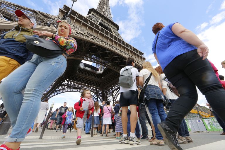 Turistid Eiffeli torni juures