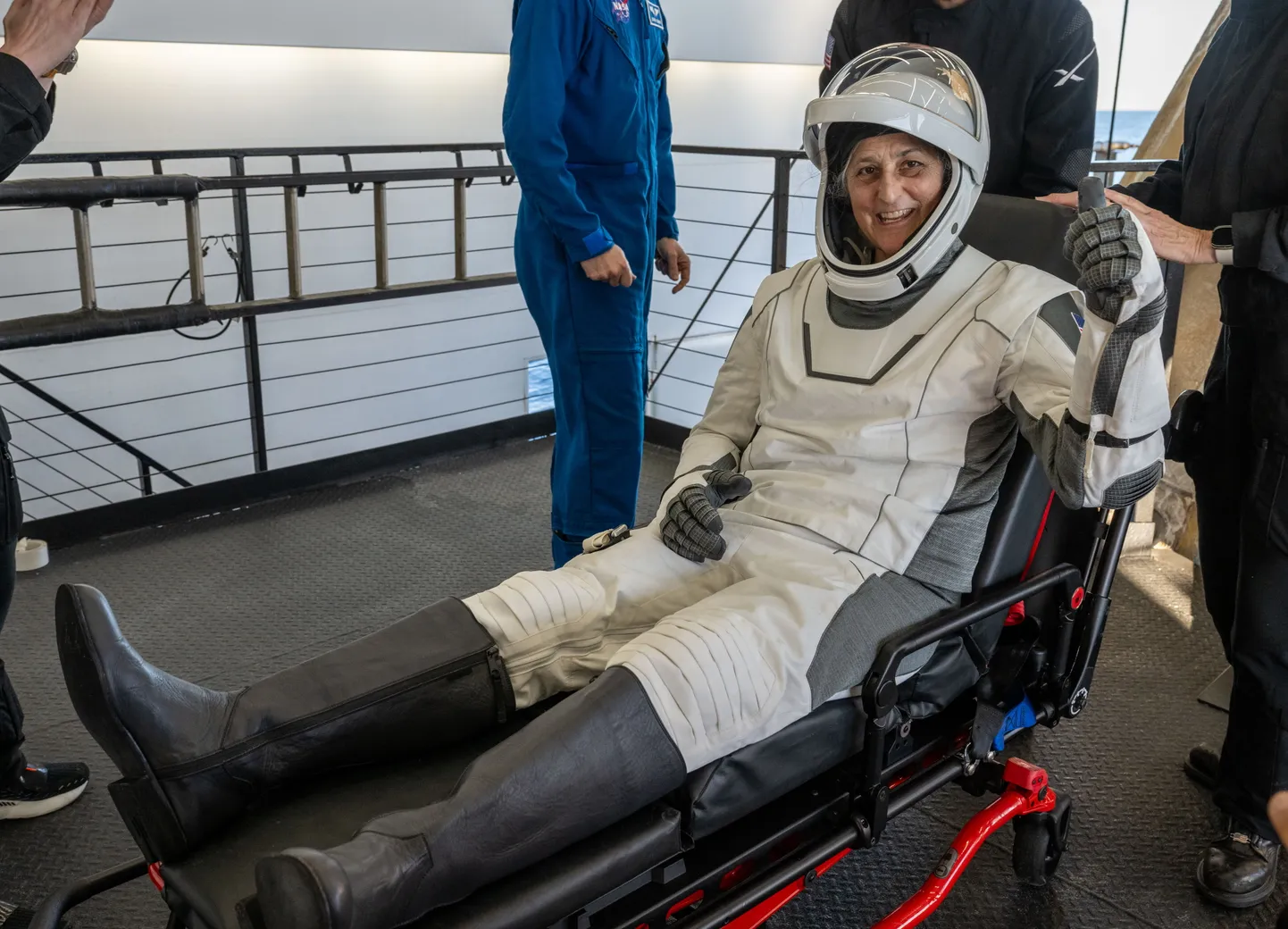 NASA astronaut Suni Williams vahetult pärast SpaceXi kapslist lahkumist.
