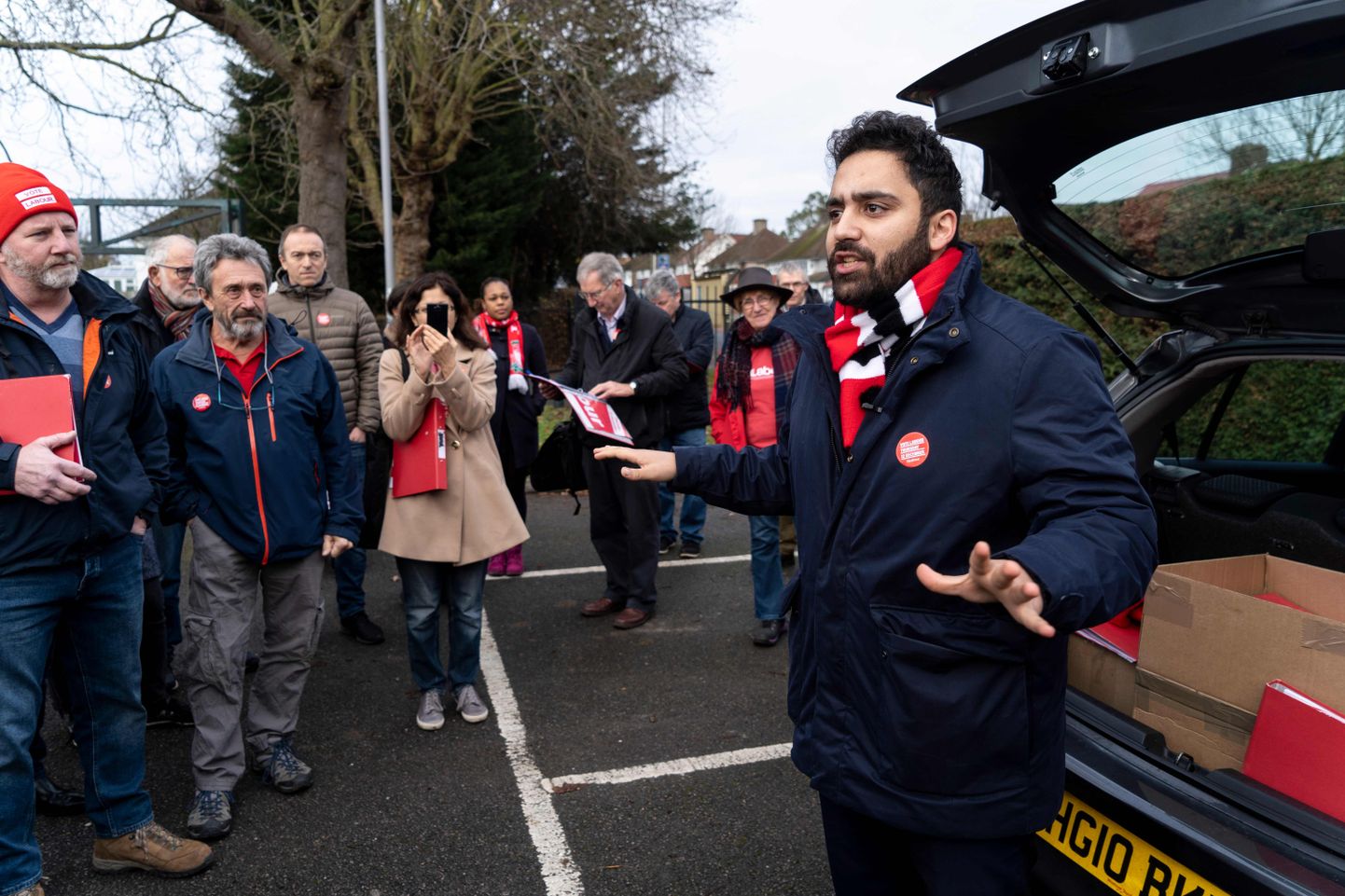 Briti Tööpartei kandidaat Ali Milani (paremal) vestlemas oma kampaania vabatahtlikega  Eastcote'is Lääne-Londonis.